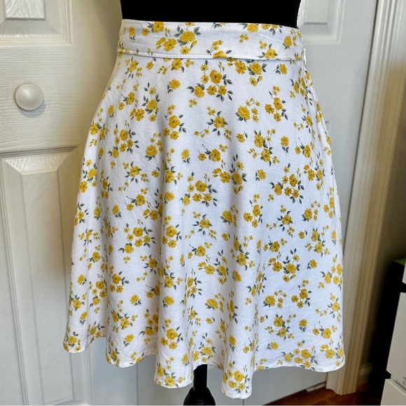 Hollister Dresses & Skirts - Hollister Floral Mini Skirt in White and Yellow
Ultra High-Rise